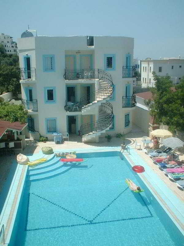 Merve Apartments: Central Bodrum Home with Street Cats Exterior photo